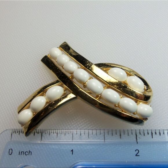 RARE VINTAGE SIGNED CROWN TRIFARI THERMOSET GOLD TONE 2 1/8" BROOCH - Picture 5 of 8